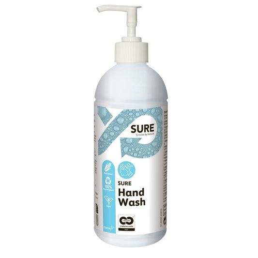Eine weiße Kunststoff-Pumpflasche mit der Aufschrift „SURE Hand Wash, Handseife“ der Diversey Deutschland GmbH & Co. OHG, mit blau-weißer Grafik und Öko-Symbolen, enthält umweltfreundliche Handseife mit natürlichen Inhaltsstoffen und biologisch abbaubarer Reinigungswirkung.