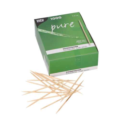 Eine grün-weiße PAPSTAR-Schachtel mit der Aufschrift "pure" enthält 1000 runde Holzzahnstocher (8 cm), von denen einige auf der Vorderseite verstreut sind. Produkt: PAPSTAR Zahnstocher "pure" aus Holz, rund, 8 cm | Faltschachtel (1000 Stück). Marke: PAPSTAR GmbH.