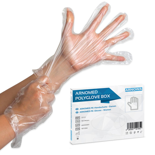 Eine Person zieht einen transparenten ARNOMED POLYGLOVE BOX Einmalhandschuh aus PE an. Rechts unten ist eine hygienische Spenderbox der ARNOWA GmbH mit Produktangaben und einem Handschuhbild zu sehen.