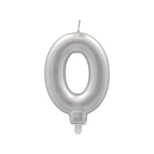A PAPSTAR GmbH Zahlenkerze mit Halter 7 cm "silber", geformt als Ziffer Null, mit Docht und kleinem Kunststoffhalter - ideal als Geburtstagskerze, vor weißem Hintergrund.