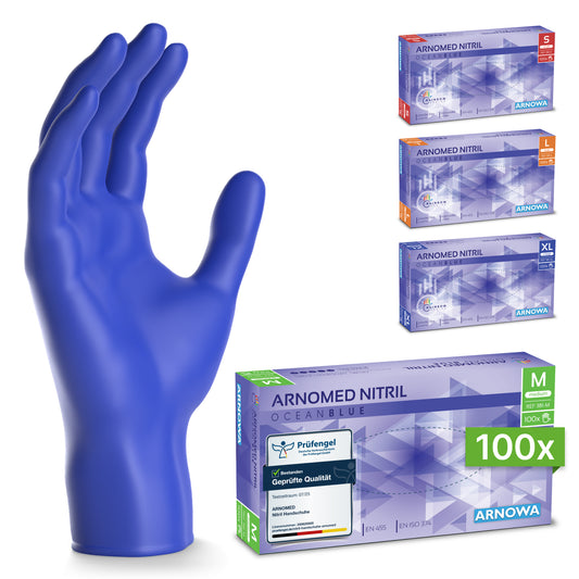 Ein blauer ARNOMED NITRIL OCEAN BLUE Einmalhandschuh der ARNOWA GmbH steht aufrecht neben vier Kartons in den Größen S, M (latexfrei, im Vordergrund), L und XL. Alle sind aus Nitril Dunkelblau.
