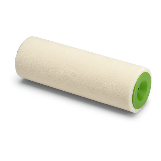 Eine Nahaufnahme der Nölle Profi Brush Großflächen-Lackierwalze Velours 18 cm, 4 mm Florhöhe von Nölle Profi Brush Bürsten- & Pinseltechnik e.K. - perfekt für die professionelle Malerei - mit grünen Enden auf weißem Grund.