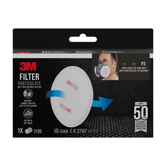Eine Nahaufnahme des 3M™ Partikelfilters 2135, P3 (1 Paar/Packung) von 3M Deutschland GmbH mit einem Anwender, der eine Maske trägt. Zu den Highlights gehören der P2/P3-Schutz und über 50 Jahre Erfahrung im Bereich Atemschutz.