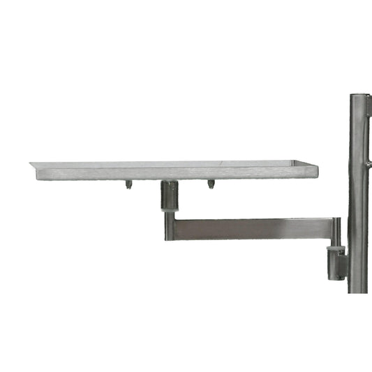 Der Novocal Ablage für Defibrillator von Novocal ist ein rechteckiges Metalltablett, das an einer vertikalen Stange mit einem horizontalen Tragarm und darunter befindlichen Halterungen befestigt ist, abgebildet auf einem einfachen weißen Hintergrund.