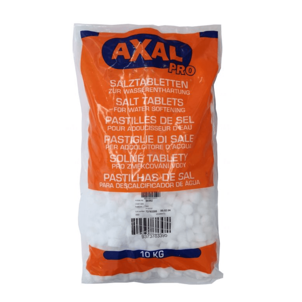 Una bolsa de 10 kg de sal regeneradora AXAL PRO TABS —sal especial para el ablandamiento del agua— de K+S Minerals and Agriculture GmbH. El envase es principalmente de color naranja y blanco, con texto en varios idiomas, como inglés, alemán y francés. El código de barras está claramente visible en la parte inferior central de la bolsa.