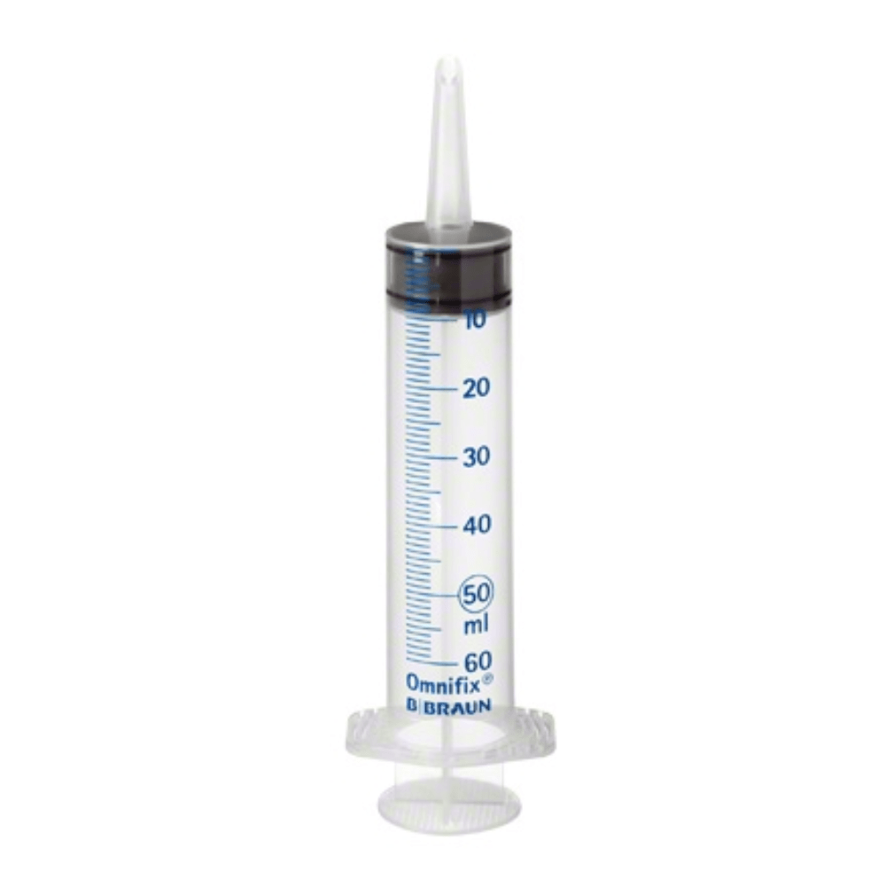 Les presentamos la B. Braun Omnifix® Solo, una jeringa de tres piezas para el lavado de heridas y la vejiga con boquilla de catéter. Esta jeringa cuenta con un cuerpo de plástico transparente con una escala de medición de hasta 60 ml, complementado con un émbolo negro y un diseño de punta. Es ideal para la administración precisa de líquidos y resulta perfecta para diversos procedimientos, entre ellos el lavado de heridas y las aplicaciones con catéter, fabricada por B. Braun Alemania GmbH & Co. KG.
