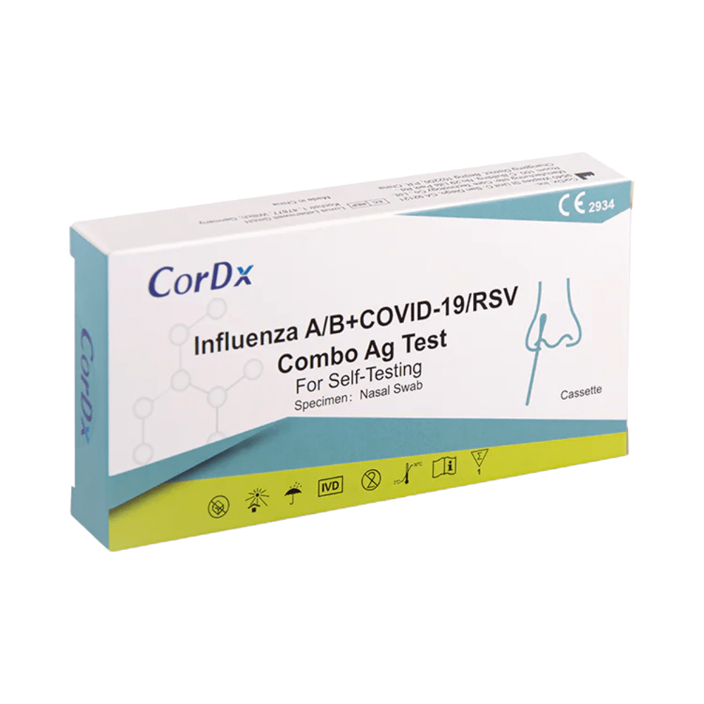 Una caja rectangular con la inscripción «CorDx 4 en 1: prueba combinada de antígenos para uso doméstico: virus RSV + COVID-19 + gripe A + B | Envase (1 prueba)», diseñada para la autodiagnóstico mediante un frotis nasal. La caja contiene símbolos con diversa información y certificaciones, una ilustración del procedimiento de frotis nasal y destaca la capacidad de la prueba para detectar el antígeno del VSR y el SARS-CoV-2.