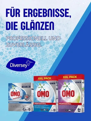 Werbung für OMO Waschmittel von Diversey. Oben steht in großer blauer Schrift: ‚Für Ergebnisse, die glänzen‘, darunter in silberner Schrift: ‚Professionell und zuverlässig.‘ Links ist das Diversey-Logo auf einem blauen Tropfen zu sehen. Im Vordergrund sind drei OMO Professional Waschmittelprodukte abgebildet: OMO Pro Formula, OMO White XXL Pack und OMO Color XXL Pack. Der Hintergrund zeigt einen hellblauen Seifenblasen-Effekt.