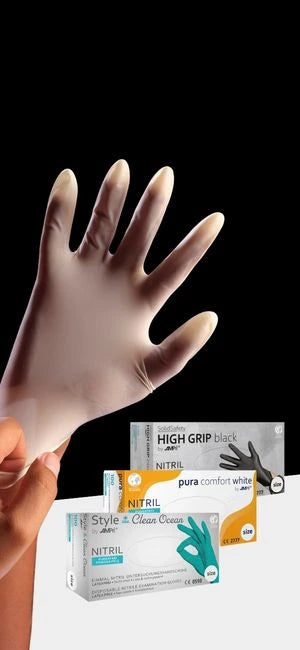 Angezogener Einmalhandschuh aus Nitril mit Verpackungen verschiedener Nitrilhandschuhe vor dunklem Hintergrund.