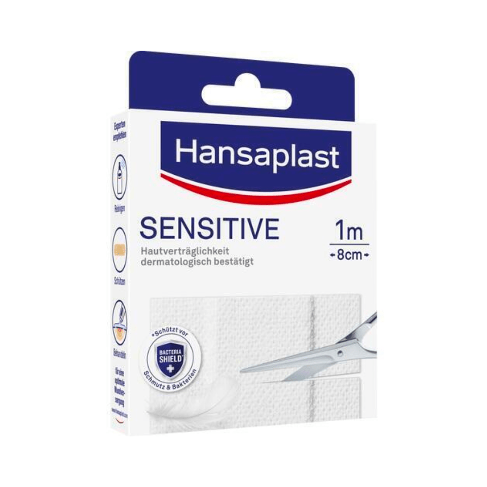 Empaque para Hansaplast Sensitive Pflaster - Diferentes tamaños de Beiersdorf AG. En la caja se ven el logotipo de la marca, el nombre del producto y una imagen de unas tijeras cortando una tira de parche. El empaque resalta la aprobación dermatológica.