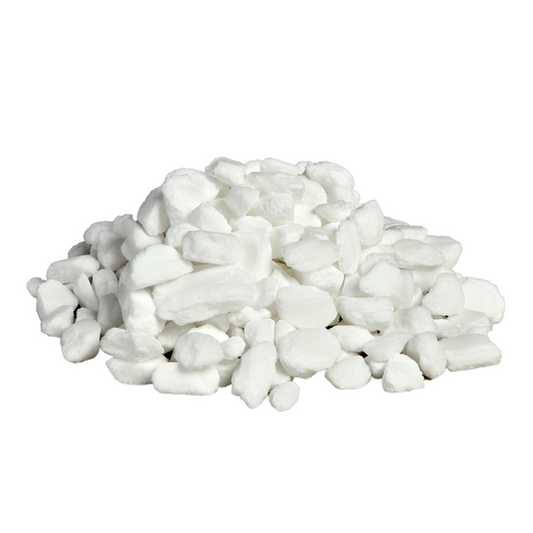 Auf weißem Grund ist ein Haufen weißes, unregelmäßiges Kiehl-Regeneriersalzgranulat (Bruch/Granulat, 25 kg) der Johannes Kiehl KG zur Verwendung in Wasserenthärtungsanlagen abgebildet.