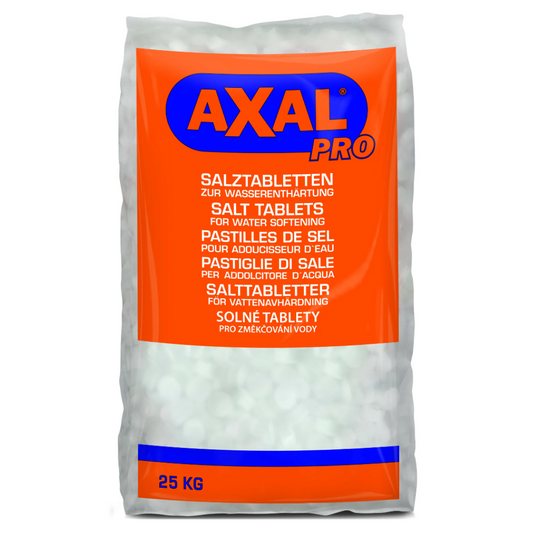Ein 25 kg-Beutel AXAL PRO TABS Regeneriersalz - Spezialsalz zur Wasserenthärtung von K+S Minerals and Agriculture GmbH ist in leuchtendem Orange verpackt und mit mehrsprachigem Text versehen, darunter deutsche, englische und französische Etiketten. Dieses Regeneriersalz ist ideal für die effiziente Wasserenthärtung in Ihrem Haushalt oder Unternehmen.