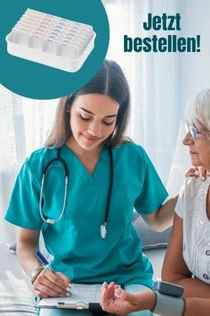 Pflegekraft in türkisfarbener Arbeitskleidung misst den Blutdruck einer älteren Frau; oben links ist eine Medikamentenbox mit der Aufschrift ‚Jetzt bestellen!‘ zu sehen