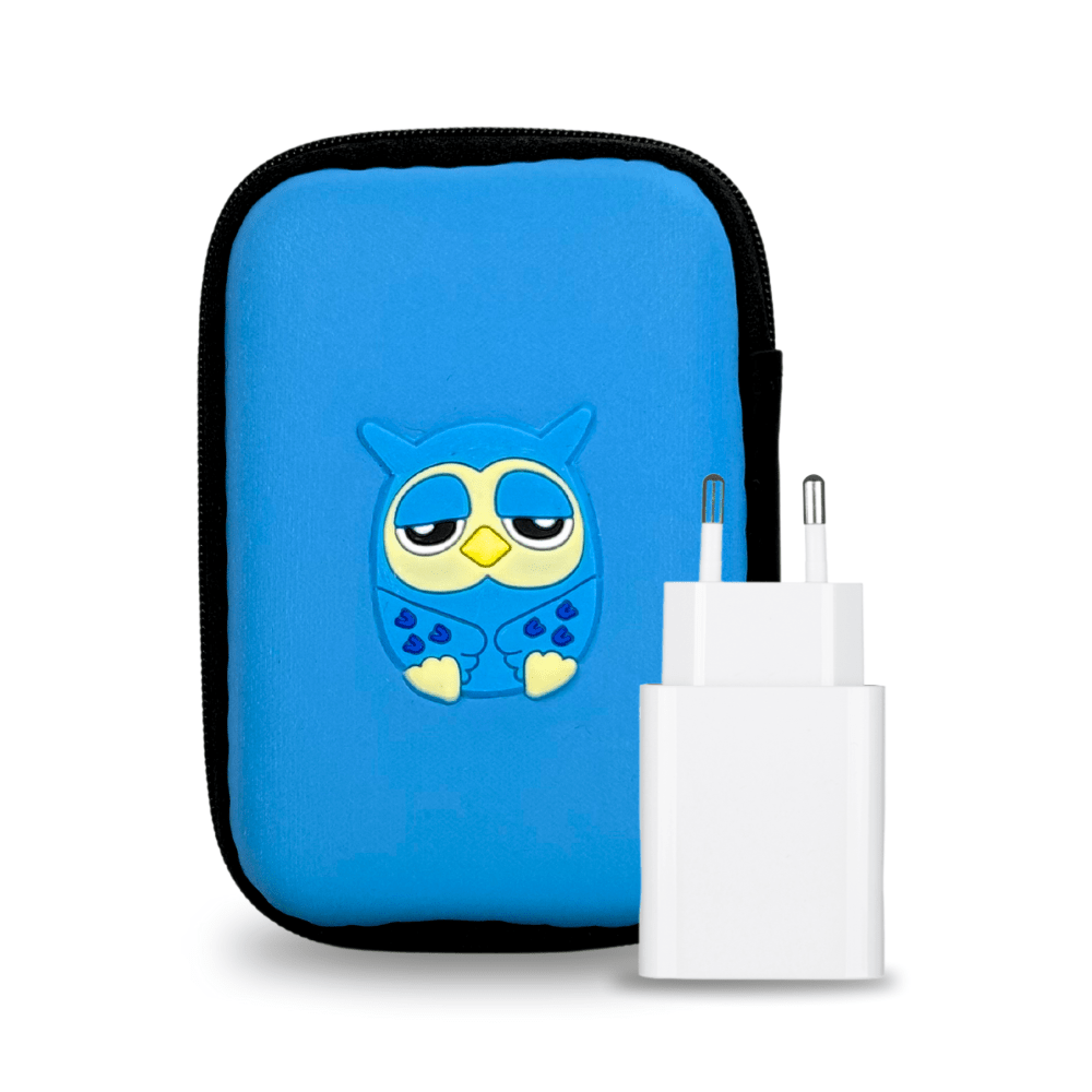 Junto a una bolsa azul con cremallera y diseño de lechuza se encuentra un cargador de pared USB blanco, ideal para cargar su dispositivo de prueba Pluslife Mini Dock PoC-NAT y obtener resultados de laboratorio precisos.