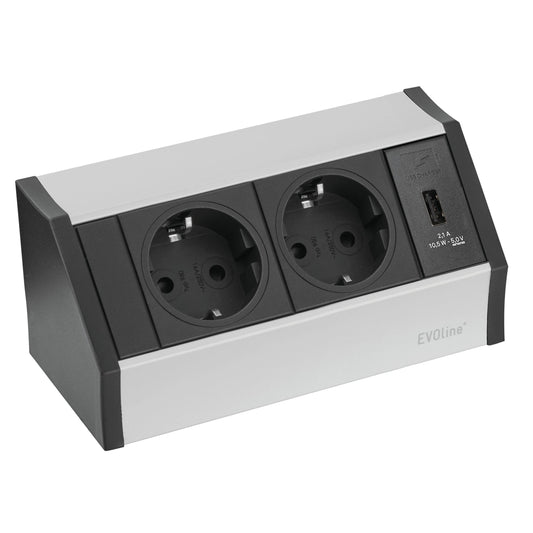 Der Novocal Smart Power Outlet Allrounder verfügt über zwei geerdete europäische Steckdosen, einen USB-Ladeanschluss und ein silber-schwarzes Design mit dem Schriftzug "EVOline" auf der rechten unteren Vorderseite. Inklusive H05-Kabel; 1 Stück pro Packung.