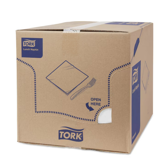 Ein großer Karton mit der Aufschrift „Tork 477149 Lunchservietten Weiß Advanced 1/4-Falz 2-lagig“ zeigt das Logo von TORK – Essity Professional Hygiene Germany GmbH. Die in Blau und Weiß gehaltene Verpackung betont die Umweltfreundlichkeit der 2-lagigen Lunchservietten und verfügt über eine „Hier öffnen“-Anleitung sowie eine perforierte Öffnung auf der Vorderseite.