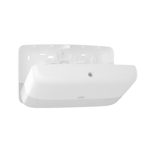 Eine weiße, rechteckige Wandeinheit aus der TORK - Essity Professional Hygiene Germany GmbH-Reihe mit glattem, geschwungenem Design. Auf der Vorderseite ist ein Logo zu sehen und ein Sensor zur einfachen Aktivierung ist vorhanden. Das Modell verfügt über einen vertieften Bereich für eine effiziente Nutzung.