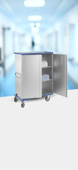 Pflege- und Wäschewagen mit offenen Fächern und Rollen in klinischer Umgebung.