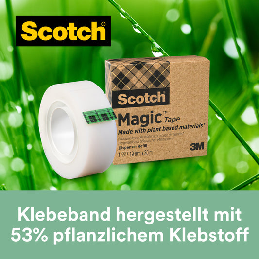 Eine Rolle Scotch® Magic™ Klebeband 900-1933-9 (19 mm x 33 m, 9 Rollen/Packung) von 3M Deutschland GmbH ist samt Verpackung auf grünem Hintergrund mit Wassertropfen zu sehen; der Klebstoff besteht zu 66 % aus pflanzlichen Inhaltsstoffen.