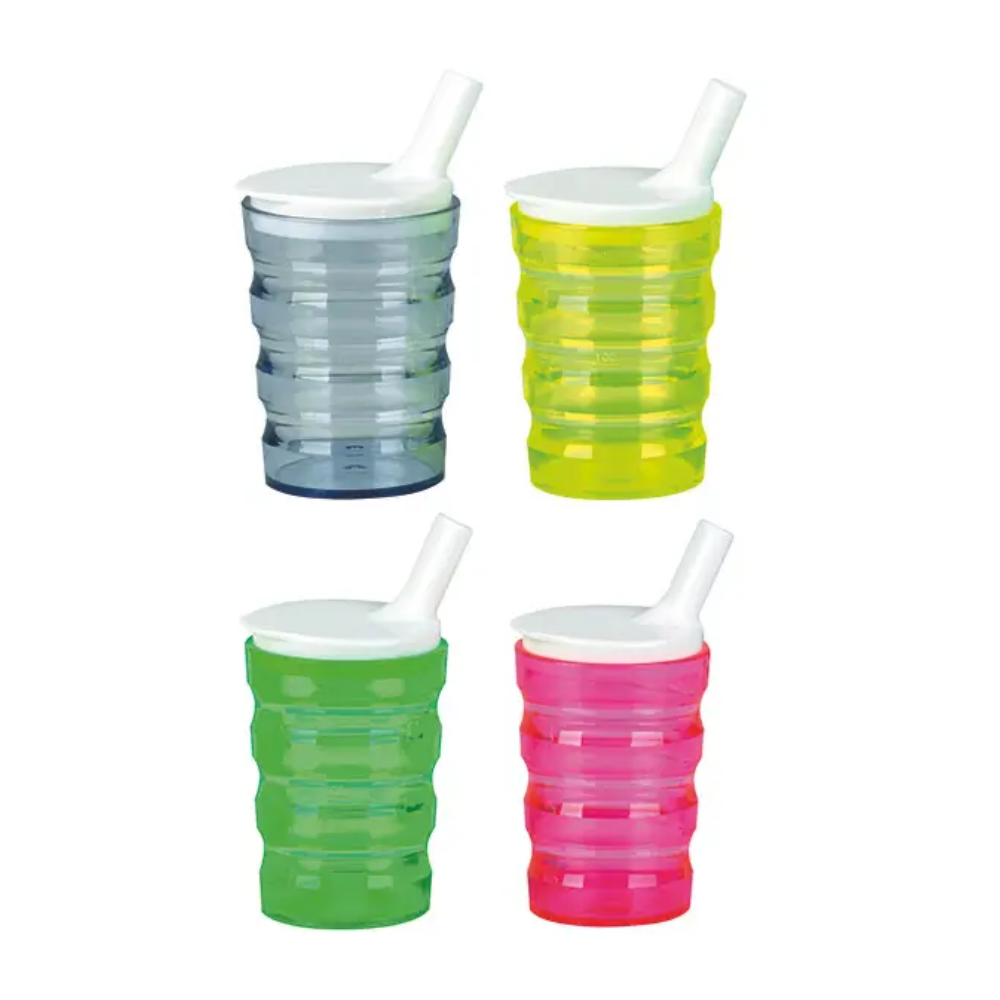 Cuatro vasos Altruan Servoprax con ranuras, tapas en azul, amarillo, verde y rosa, así como vertedor inclinado y parte superior blanca, ideales para limitaciones de agarre. Disposición en una cuadrícula de 2x2 sobre fondo blanco.