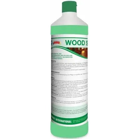 De pie, hay una botella alta de Arcora WOOD SAFE WISCHPFLEGE de Arcora International GmbH, cuya etiqueta en alemán muestra superficies de madera e indica que está destinada a la limpieza y el mantenimiento de suelos de madera y parquet aceitados o tratados con aceite/cera.
