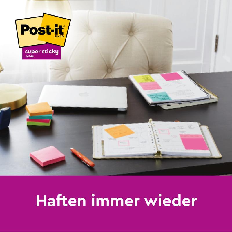 Un escritorio con Post-it® Super Sticky Notes (3M Deutschland GmbH) en diferentes colores y tamaños, cuadernos, notas adhesivas, un bolígrafo, un portátil y más. El logo de Post-it aparece arriba a la izquierda. Texto en la parte inferior: "Se adhieren una y otra vez.
