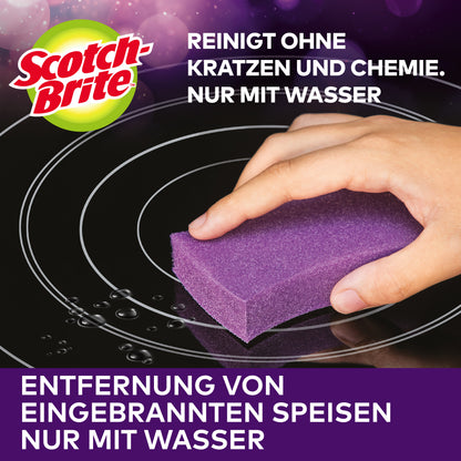 Eine Hand reinigt eine schwarze Glasoberfläche mit kreisförmigen Abdrücken mit dem Scotch-Brite™ Glaskeramik-Reinigungsschwamm (3 Stück pro Packung) von 3M Deutschland GmbH - der deutsche Text hebt die kratzfreie Anwendung auf Glaskeramik hervor, die nur Wasser benötigt.