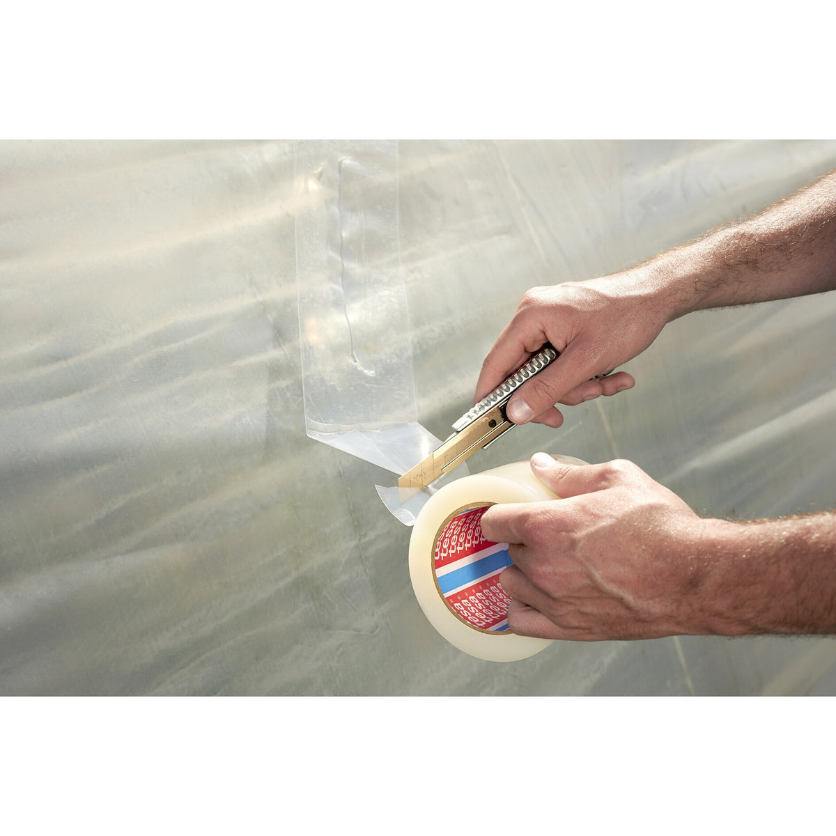 Cinta de reparación para invernaderos tesa 4646, PE, 33 m x 50 mm, transparente – Aplicación