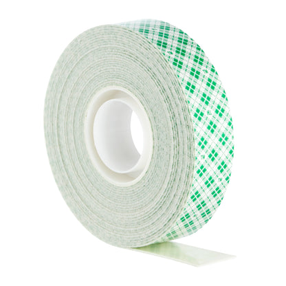 Das Scotch-FIX™ Doppelseitiges Innenmontageband der 3M Deutschland GmbH hat einen weißen Kern mit grünem Karomuster und ist aufrecht mit einem kleinen Teil des Klebebandes abgebildet.