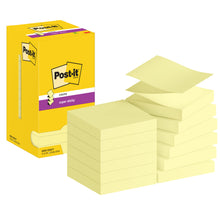 Ein geöffneter Karton mit 3M Post-it® Super Sticky Z-Notes, Gelb (76 x 76 mm), 90 Blatt/Block, 12 Blöcke/Packung, PEFC-zertifiziert durch SGSCH-PEFC-COC-110078 zeigt ordentlich angeordnete gelbe Zettel neben dem Karton.