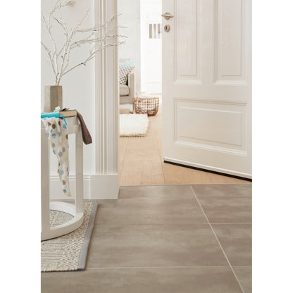 Junta de cepillo para puertas tesa INSULATION para suelos irregulares, 1 m x 40 mm, acero – Aplicación