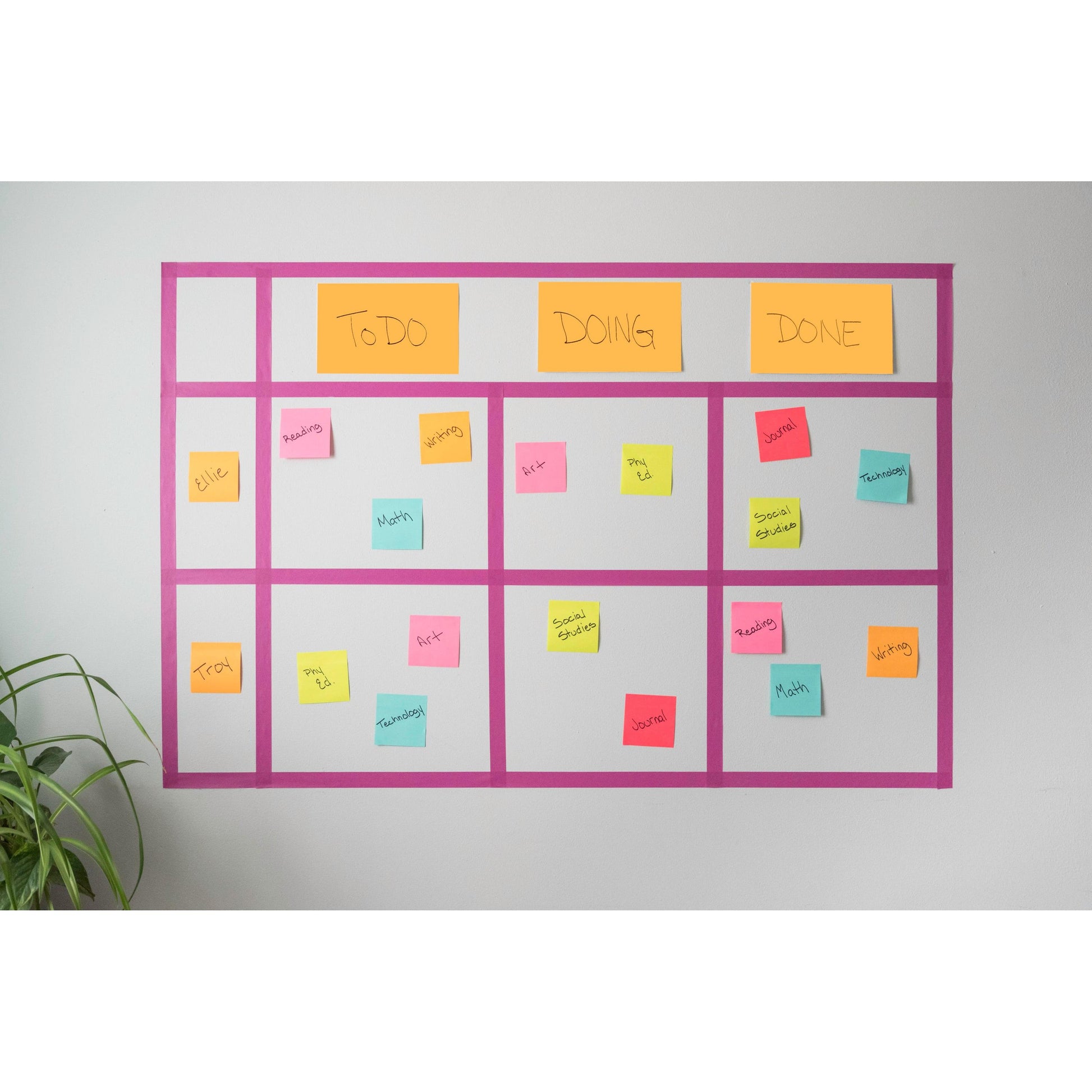 Eine an der Wand montierte Kanban-Tafel zeigt bunte 3M Deutschland GmbH Post-it® Super Sticky Notes (76x127mm, 90 Blatt, 100% PEFC), die mit Aufgaben und Namen in den Spalten "Zu erledigen", "In Arbeit" und "Erledigt" beschriftet sind. In der unteren linken Ecke erscheint eine grüne Pflanze.