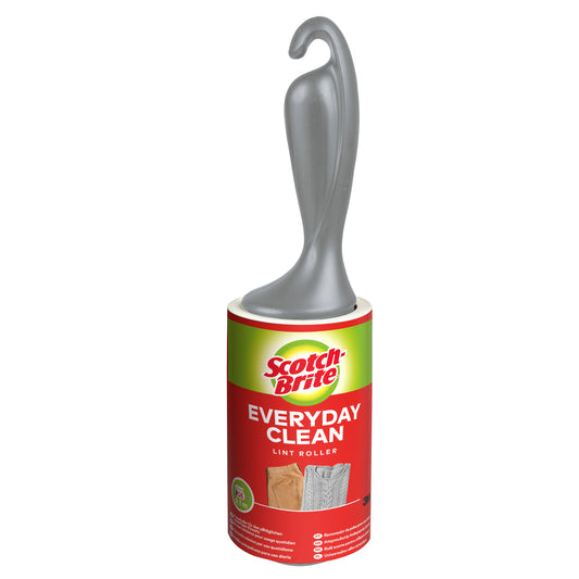 Ein Scotch-Brite™ Everyday Clean Fusselroller (56 Blatt, 1 Stück) von 3M Deutschland GmbH mit einem grauen ergonomischen Griff und einem roten, grünen und weißen Etikett, abgebildet vor einem schlichten weißen Hintergrund.