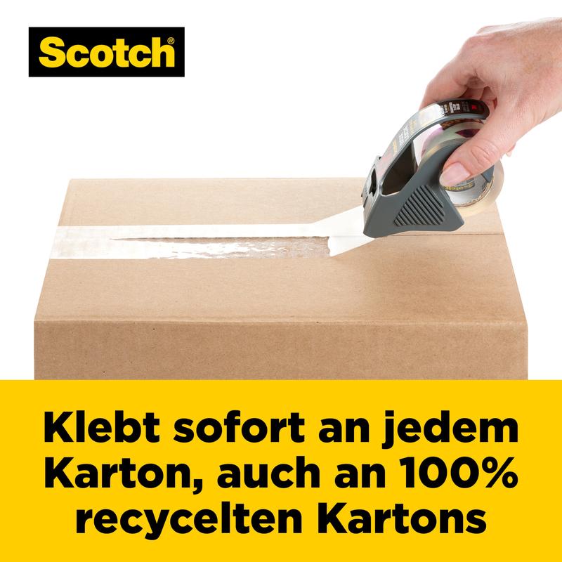 En hånd lukker en brun kartong med Scotch® Box Lock™ emballasjetape 48 mm x 20,3 m fra 3M Deutschland GmbH. Tekst: "Kleber umiddelbart til enhver kartong, også 100% resirkulerte kartonger." Scotch-logoen vises øverst til venstre.