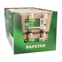 Eine Pappschachtel mit der Aufschrift "PAPSTAR GmbH" enthält mehrere eingeschweißte Packungen PAPSTAR Zahnstocher aus Holz "pure", rund, 6,7 cm im Spender (1500 Stück), in denen hochwertige Holzzahnstocher fein säuberlich präsentiert werden.