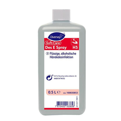 Una botella de 0,5 litros de Soft Care Des E Spray H5 desinfectante de manos de Diversey Deutschland GmbH & Co. OHG, en forma de spray práctica, etiquetada en alemán con cuerpo gris, tapa blanca e información de producto/reciclaje en la parte frontal.