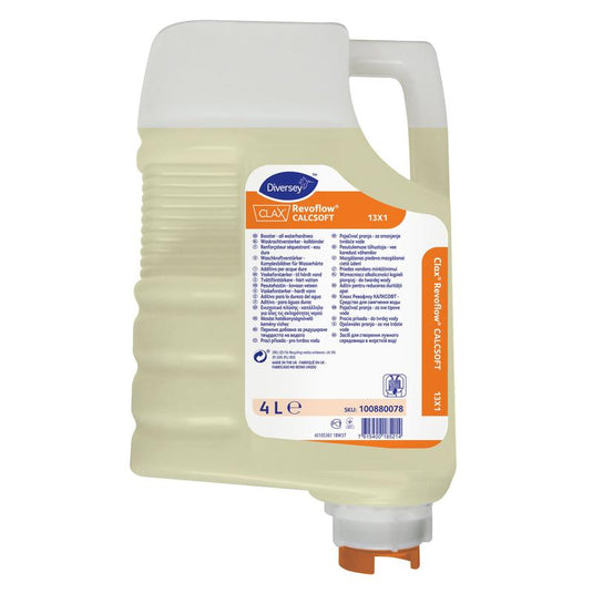 Un cartucho de 4 l de Clax Revoflow Calcsoft 13X1, un agente de control de la dureza del agua de Diversey Deutschland GmbH & Co. OHG, presenta una etiqueta de color naranja, un tapón blanco y zonas transparentes que contienen un líquido de color amarillo claro; en la parte frontal figuran los datos del producto.