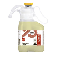 Un envase de plástico con SURE Washroom Cleaner (limpiador para sanitarios) de Diversey Deutschland GmbH & Co. OHG cuenta con un asa, una tapa amarilla, símbolos medioambientales y de certificación en la etiqueta, y contiene un líquido de color amarillo claro.