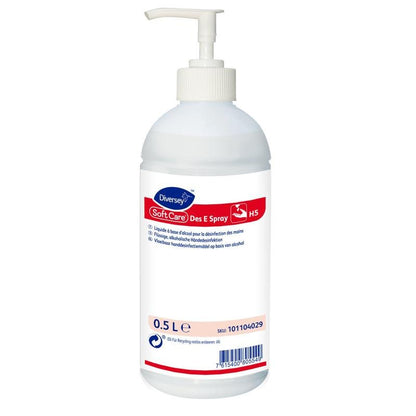 Una botella de plástico blanca de 0,5 litros de Soft Care Des E Spray H5 de Diversey Deutschland GmbH & Co. OHG, con dispensador de bomba y etiqueta multilingüe – ideal para una desinfección efectiva de manos en movimiento en forma de spray práctica.
