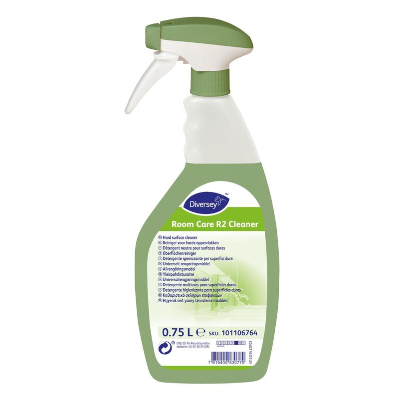 En grønn-hvit 750 ml sprayflaske "Room Care R2 overflaterenser" fra Diversey Deutschland GmbH & Co. OHG, med en flerspråklig etikett med strekkode og SKU 101106764 på bunnen.