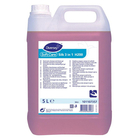 Ein 5-Liter-Kanister der Diversey Deutschland GmbH & Co. OHG Soft Care Silk 3in1 milde Seifenlotion für Hände, Körper und Haare, mit blau-weißem Etikett mit Produktinformation, Barcode und Chargennummer.