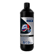 Eine schwarze 1-Liter-Flasche DOMESTOS Professional Abflussreiniger Power-Gel von Diversey Deutschland GmbH & Co. OHG mit blau-silbernem Etikett - ideal als kraftvoller Abflussreiniger (Rohrfrei) zur effektiven Beseitigung von Verstopfungen.