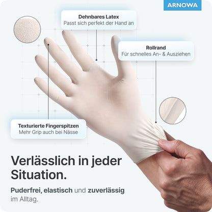 Eine Person zieht einen ARNOMED LATEX PF Einmalhandschuh der ARNOWA GmbH an, der aus dehnbarem, zuverlässigem Latex besteht, mit strukturierten Fingerspitzen für mehr Griffigkeit, einer gerollten Stulpe für eine einfache Handhabung, und der puderfrei und elastisch ist.