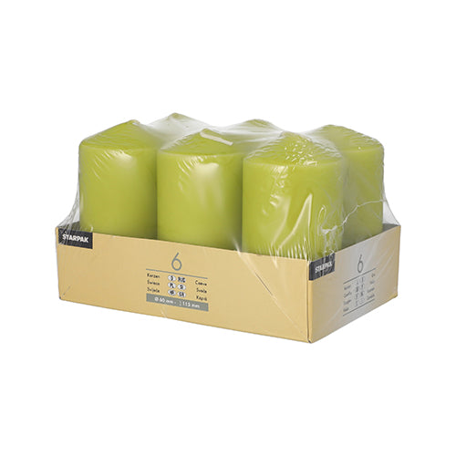 Das Starpak 6 Stumpenkerzen Ø 60 mm · 115 mm Set besteht aus hochwertigen grünen Kerzen, verpackt in klarer Folie und einem Kartontray mit Produktinfos – für extra lange Brenndauer.