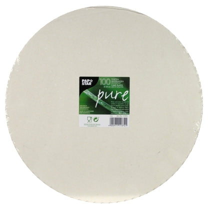A stack of round, white PAPSTAR 100 cake boards made of cardboard "pure", branded by PAPSTAR GmbH, carries a green label with quantity information. The packaging is provided with gastronomy quality and recycling symbols.