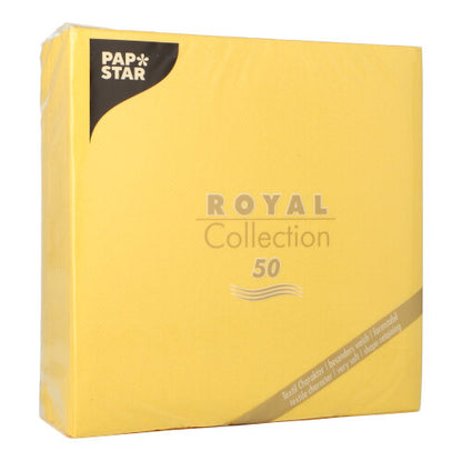 En gul emballasje fra PAPSTAR GmbH med påskriften "50 servietter ROYAL Collection 1/4-fold 40 x 40 cm gul" inneholder 50 servietter med gyldne og svarte aksenter og tekst i det nederste hjørnet.