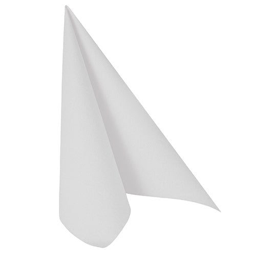 Una servilleta individual blanca PAPSTAR GmbH 50 servilletas "ROYAL Collection" 1/4-pliegue (40 x 40 cm) está doblada verticalmente en una forma triangular simple sobre un fondo blanco simple, añadiendo elegancia a cualquier mesa puesta.