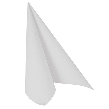 Una servilleta individual blanca PAPSTAR GmbH 50 servilletas "ROYAL Collection" 1/4-pliegue (40 x 40 cm) está doblada verticalmente en una forma triangular simple sobre un fondo blanco simple, añadiendo elegancia a cualquier mesa puesta.