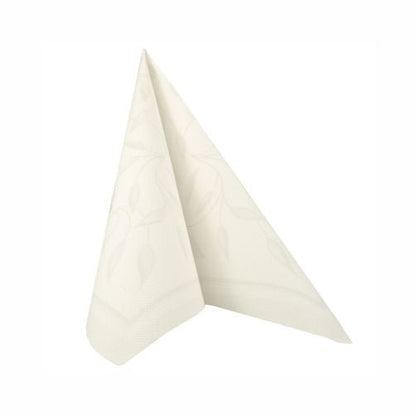 Una servilleta blanca de PAPSTAR GmbH 50 servilletas "ROYAL Collection" 1/4-pliegue 40 x 40 cm está de pie en una forma triangular sobre un fondo blanco liso, que presenta un sutil patrón de hojas.