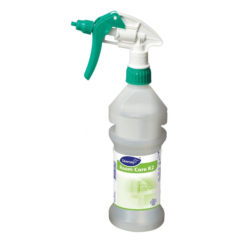 La botella de spray vacía Room Care R2 Plus de Diversey Deutschland GmbH & Co. OHG es una botella de plástico transparente con una boquilla de spray verde y blanca y la inscripción "Limpieza del hogar" - perfecta para una limpieza de habitaciones cómoda y efectiva.